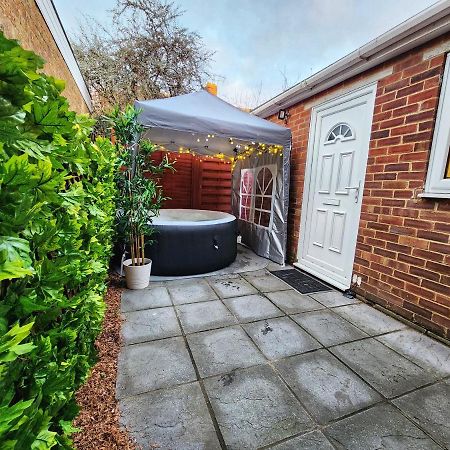 Studio Apartment The Den Colnbrook Exterior foto