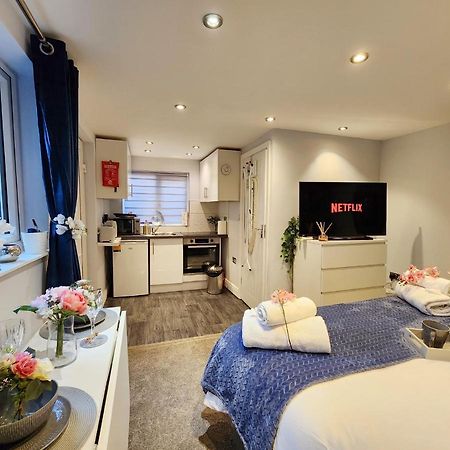 Studio Apartment The Den Colnbrook Exterior foto
